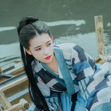 佳人在水持傘女生頭像，唯美古風(fēng)真人頭像