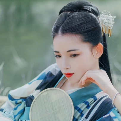 佳人在水持傘女生頭像，唯美古風(fēng)真人頭像