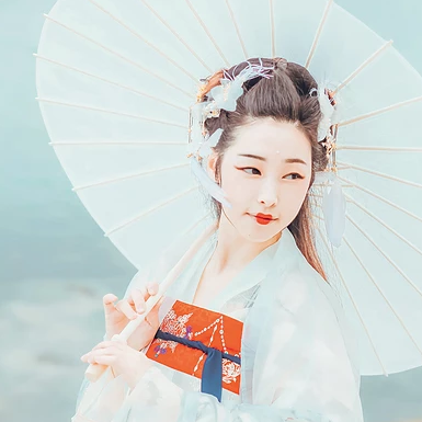羽仙帶傘女生頭像，唯美古風真人頭像