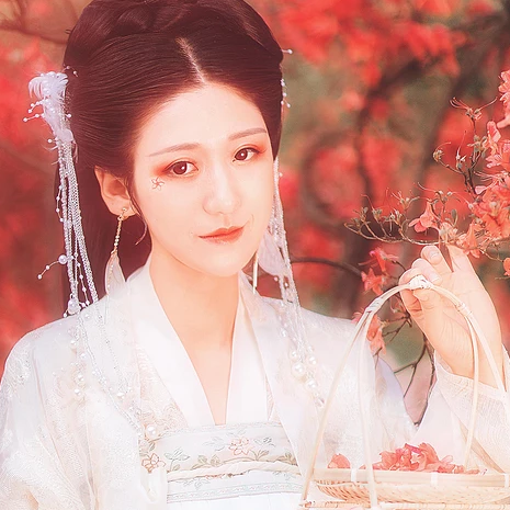楓葉白衣帶團(tuán)扇女生頭像，唯美古風(fēng)真人頭像