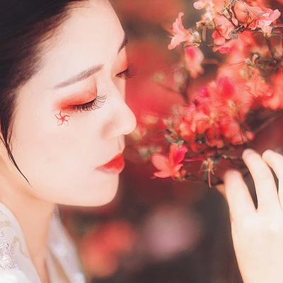 楓葉白衣帶團(tuán)扇女生頭像，唯美古風(fēng)真人頭像