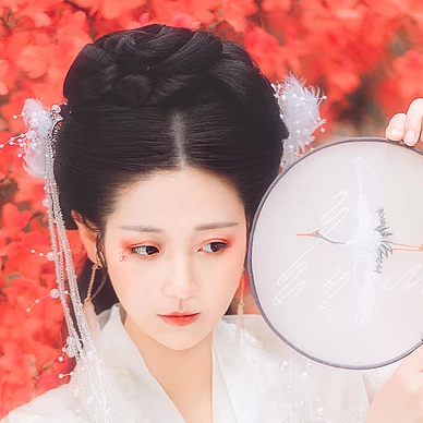 楓葉白衣帶團(tuán)扇女生頭像，唯美古風(fēng)真人頭像