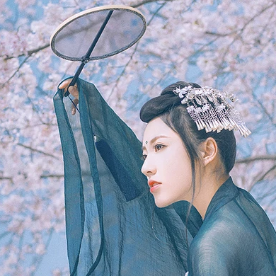 漫櫻少女心帶團(tuán)扇女生頭像，唯美古風(fēng)真頭像