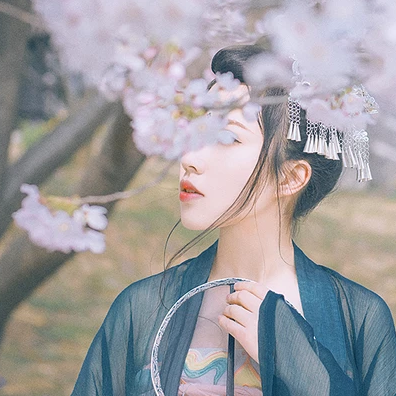 漫櫻少女心帶團(tuán)扇女生頭像，唯美古風(fēng)真頭像