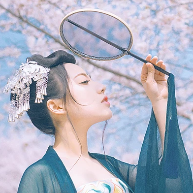 漫櫻少女心帶團扇女生頭像，唯美古風真頭像