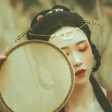 古典少女帶團扇女生頭像，唯美古風真頭像