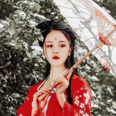 艷麗紅衣女生頭像，唯美古風(fēng)真人頭像