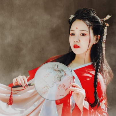 艷麗紅衣女生頭像，唯美古風(fēng)真人頭像