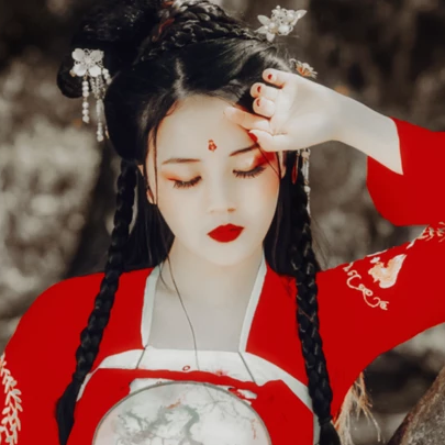 艷麗紅衣女生頭像，唯美古風(fēng)真人頭像