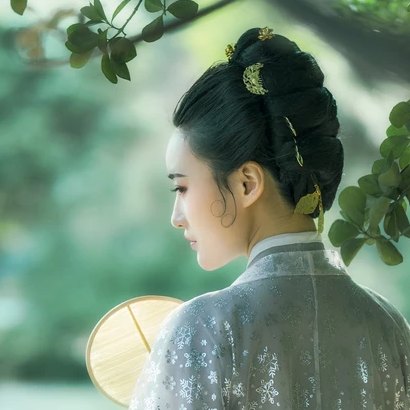 優(yōu)雅賞春帶團(tuán)扇女生頭像，唯美古風(fēng)真人頭像