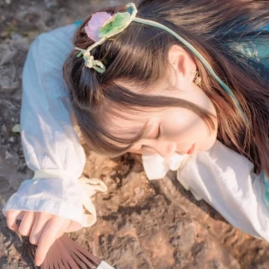 淡綠清新帶團扇女生頭像，唯美古風真人頭像
