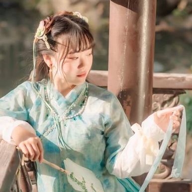 淡綠清新帶團扇女生頭像，唯美古風真人頭像