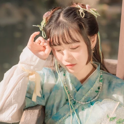 淡綠清新帶團扇女生頭像，唯美古風真人頭像