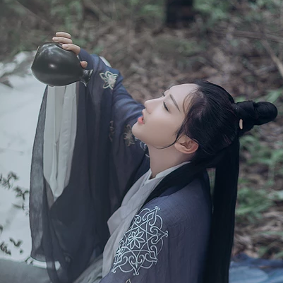 禪意喝酒女生頭像，唯美古風(fēng)真人頭像