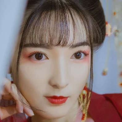 紅紗裙帶團(tuán)扇女生頭像，唯美古風(fēng)真人頭像