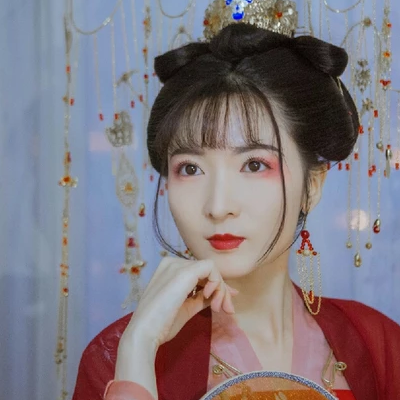 紅紗裙帶團(tuán)扇女生頭像，唯美古風(fēng)真人頭像