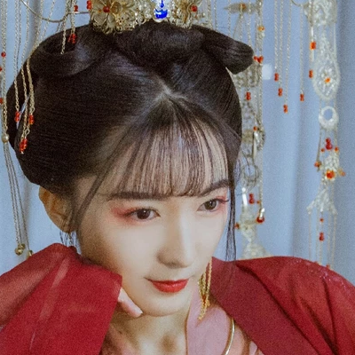 紅紗裙帶團(tuán)扇女生頭像，唯美古風(fēng)真人頭像