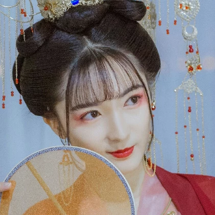 紅紗裙帶團扇女生頭像，唯美古風真人頭像