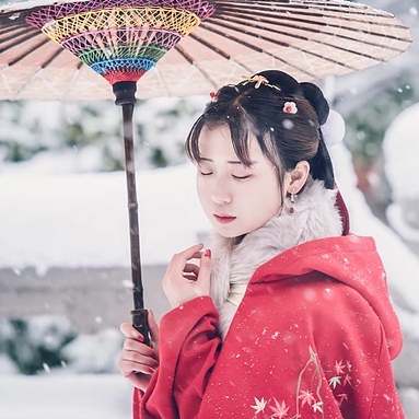 身紅披風(fēng)持傘賞雪女生頭像，唯美古風(fēng)真人頭像