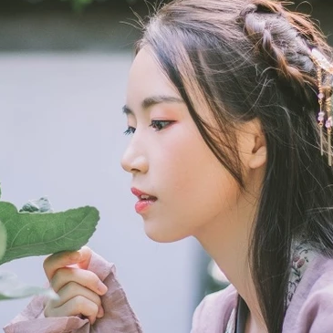 愜意喝酒賞花女生頭像，唯美古風(fēng)真人頭像
