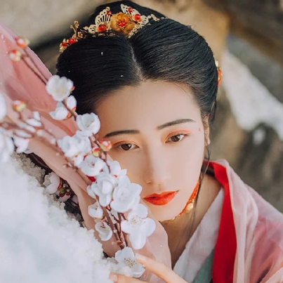 暮雪賞花彈琴女生頭像，唯美古風(fēng)真人頭像