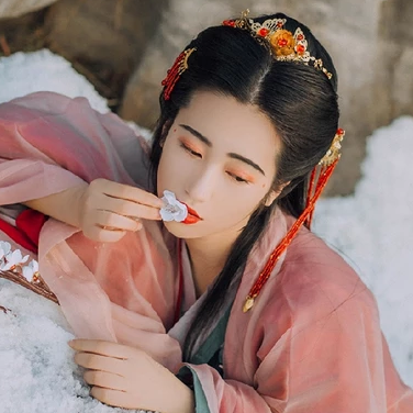 暮雪賞花彈琴女生頭像，唯美古風(fēng)真人頭像