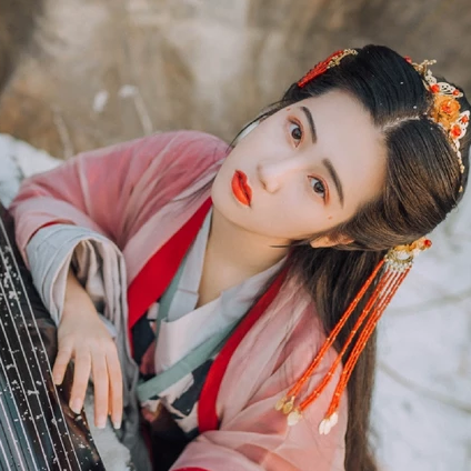 暮雪賞花彈琴女生頭像，唯美古風(fēng)真人頭像