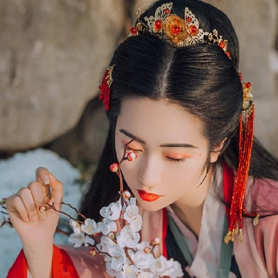 暮雪賞花彈琴女生頭像，唯美古風(fēng)真人頭像