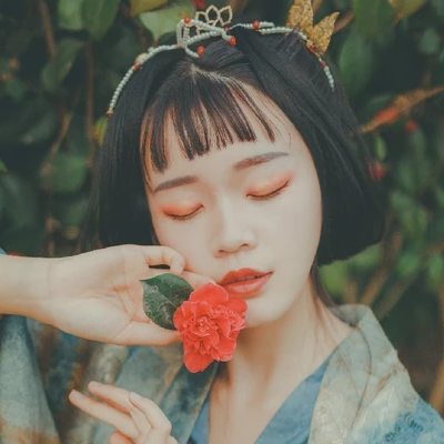 山茶花開女生頭像，唯美古風真人頭像