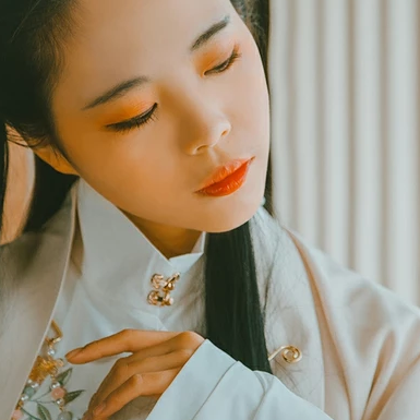白衣風度帶折扇女生頭像，唯美古風真人頭像