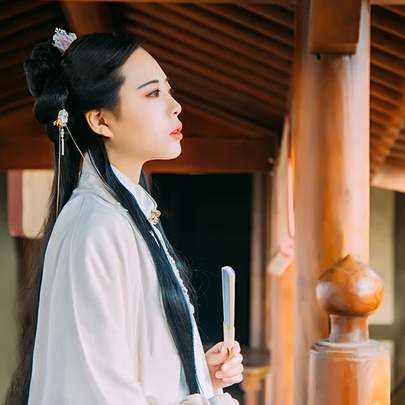 白衣風度帶折扇女生頭像，唯美古風真人頭像