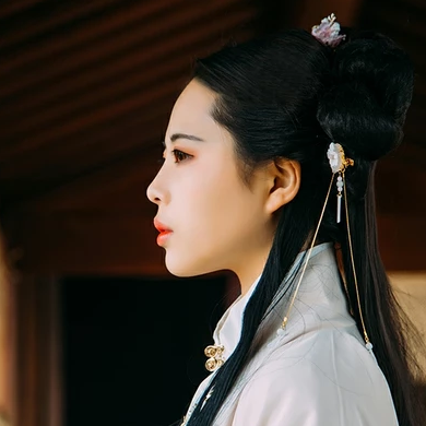 白衣風度帶折扇女生頭像，唯美古風真人頭像