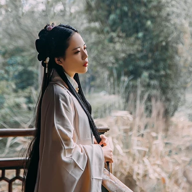 白衣風度帶折扇女生頭像，唯美古風真人頭像