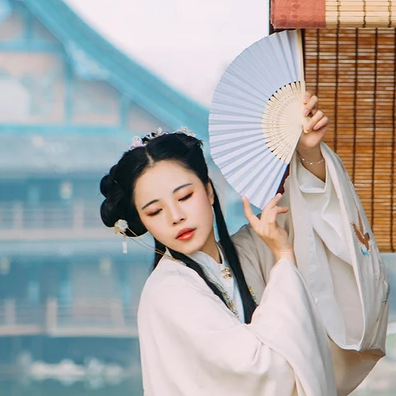 白衣風度帶折扇女生頭像，唯美古風真人頭像