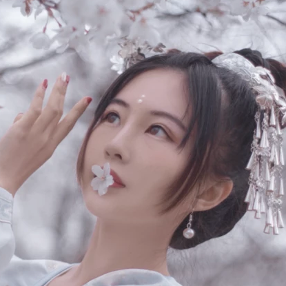 櫻落紛飛帶傘女生頭像，唯美古風(fēng)真人頭像