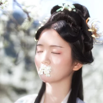 玉山清帶傘女生頭像，唯美古風(fēng)真人頭像
