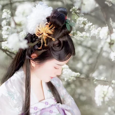 玉山清帶傘女生頭像，唯美古風(fēng)真人頭像