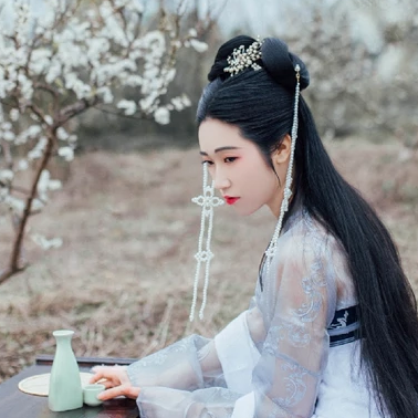 漫山花落帶團扇女生頭像，唯美古風真人頭像