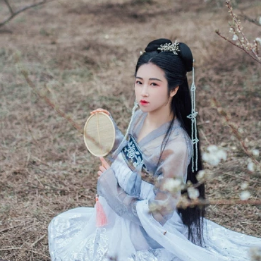 漫山花落帶團扇女生頭像，唯美古風真人頭像