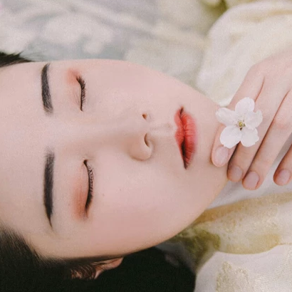 櫻落漫天女生頭像，唯美古風真人頭像