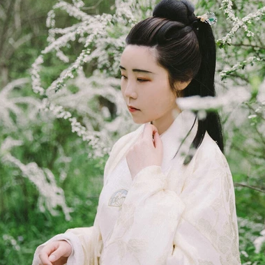 櫻落漫天女生頭像，唯美古風真人頭像