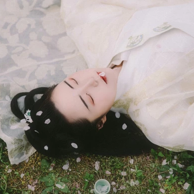 櫻落漫天女生頭像，唯美古風(fēng)真人頭像