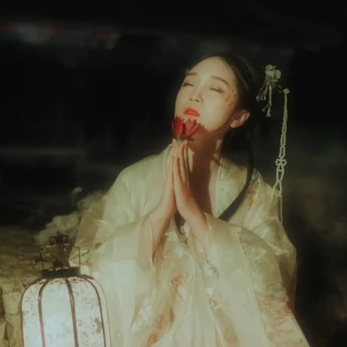 月夜蓮燈女生頭像，唯美古風(fēng)真人頭像