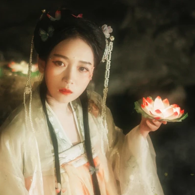 月夜蓮燈女生頭像，唯美古風(fēng)真人頭像