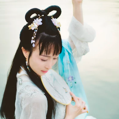 清新文藝帶團扇女生頭像，唯美古風真人頭像