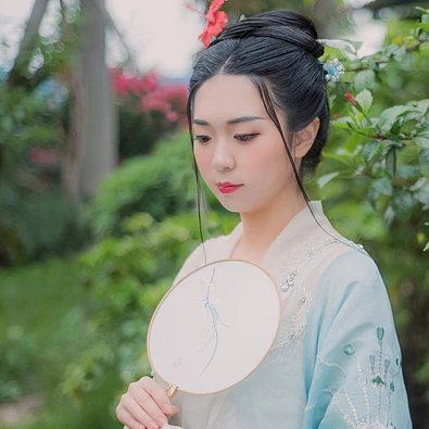 清風拂面帶團扇女生頭像，唯美古風真人頭像