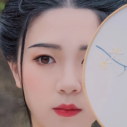 清風拂面帶團扇女生頭像，唯美古風真人頭像