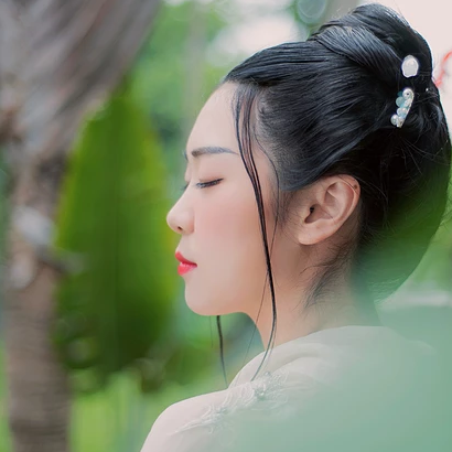 清風拂面帶團扇女生頭像，唯美古風真人頭像