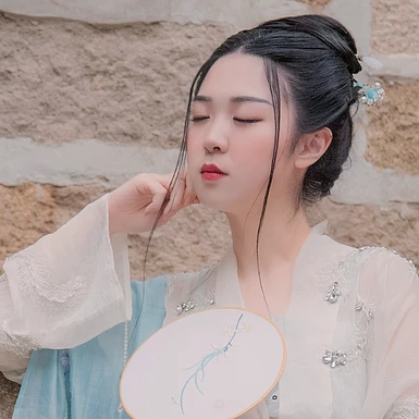 清風(fēng)拂面帶團(tuán)扇女生頭像，唯美古風(fēng)真人頭像