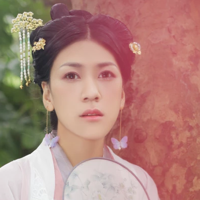 簡(jiǎn)約帶團(tuán)扇女生頭像，唯美古風(fēng)真人頭像